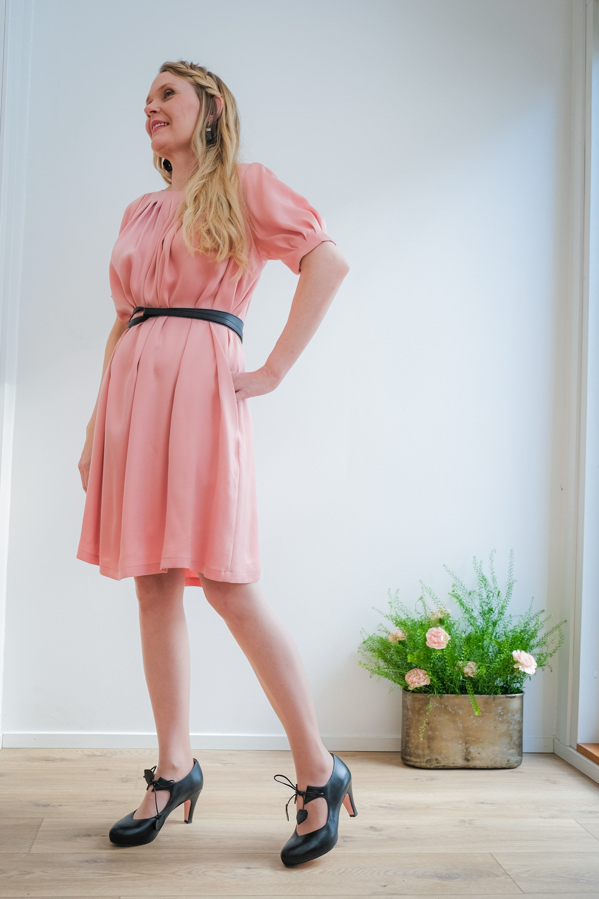 Naisten persikan sävyinen juhlamekko suomalaista suunnittelua